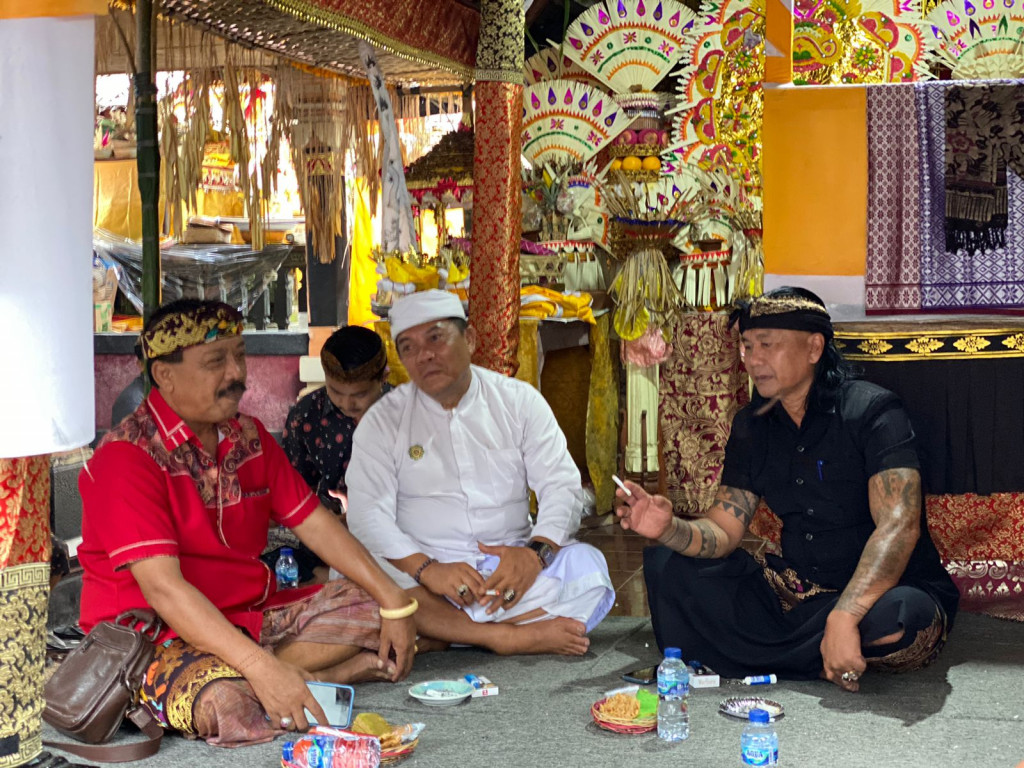 Perbekel Petang Menghadiri Undangan Prawartaka Karya Piodalan Mapulasari dan Mepandes atau Potong Gigi di Rumah I Ketut Sutena Br.Petang Suci